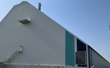 火力発電所内建屋に「曲がる太陽電池」　JERAなど実証実験